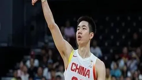 本地足球队瞄准远程突破，精准射门锁定胜局